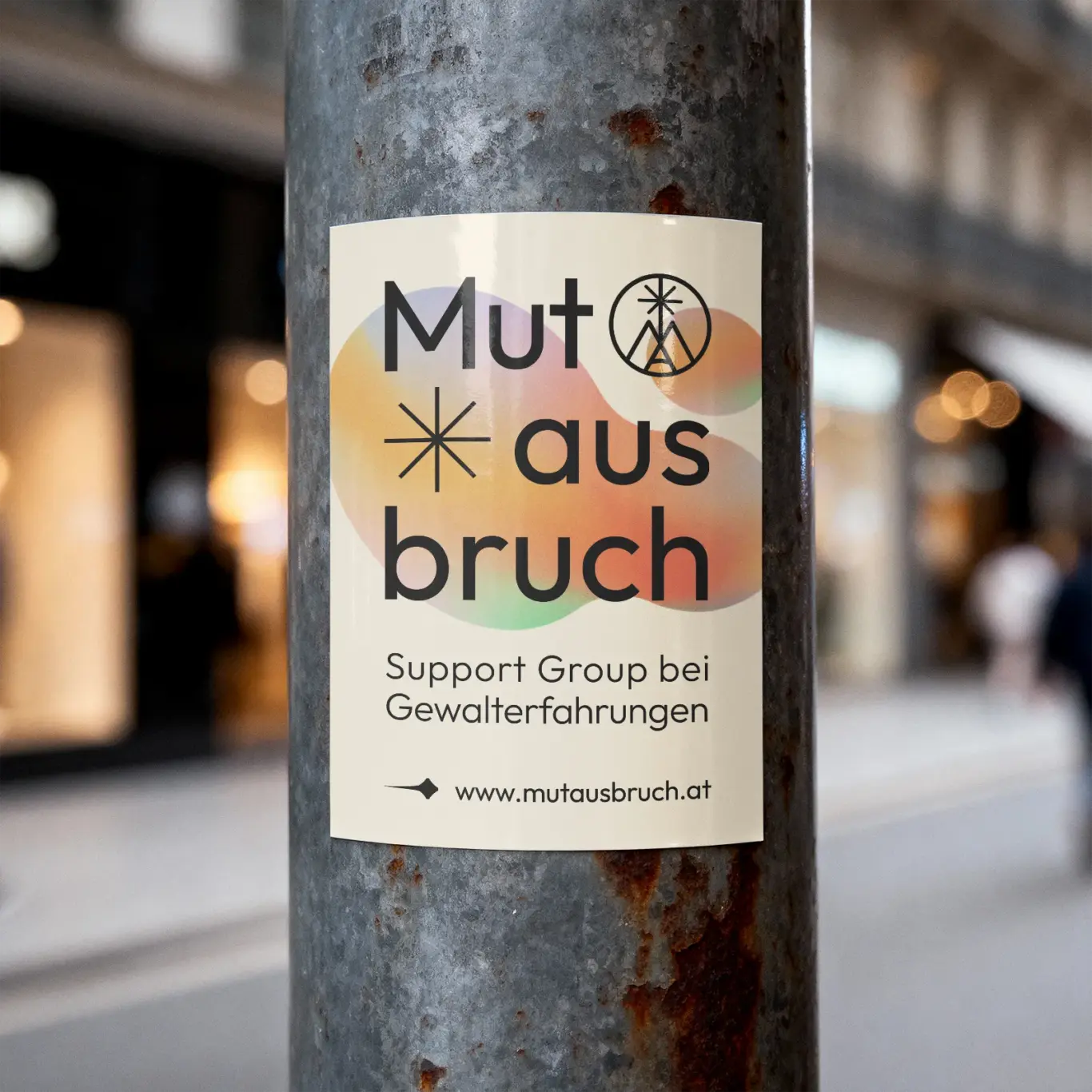 Mutausbruch Sticker auf einem Straßenpfosten