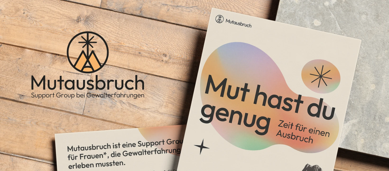 Flyer des Projekt Mutausbruch auf einem Tisch